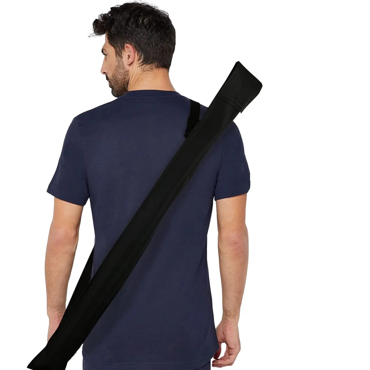 Hombre con estuche negro de lona para taco de billar cruzado al hombro.