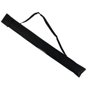 Estuche negro de lona para taco de billar con correa, con vista diagonal.