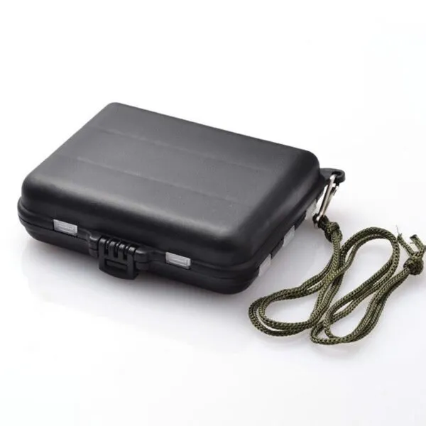 Estuche de plástico duro negro para anzuelos, señuelos y accesorios de pesca, con correa verde.