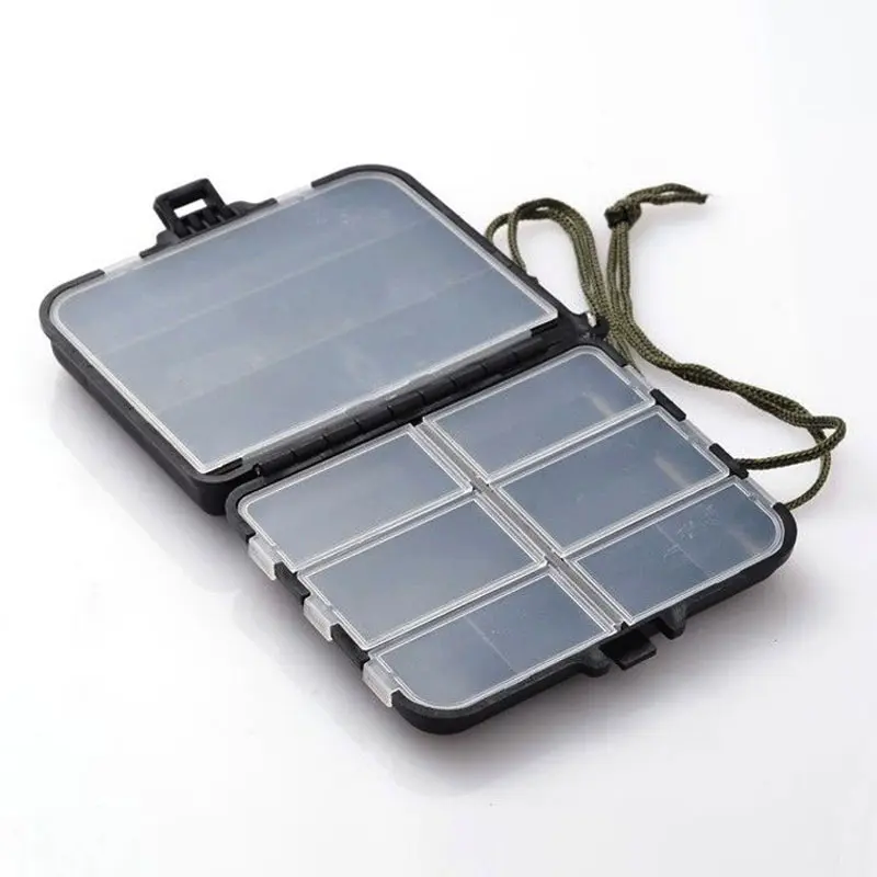 Estuche de plástico duro para anzuelos, señuelos y accesorios de pesca con tapa transparente y divisiones.
