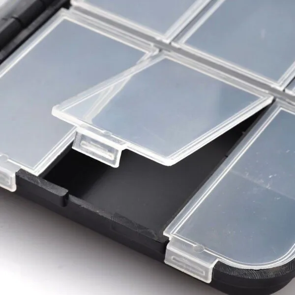 Estuche de pesca con compartimentos de plástico transparente y tapa dura.