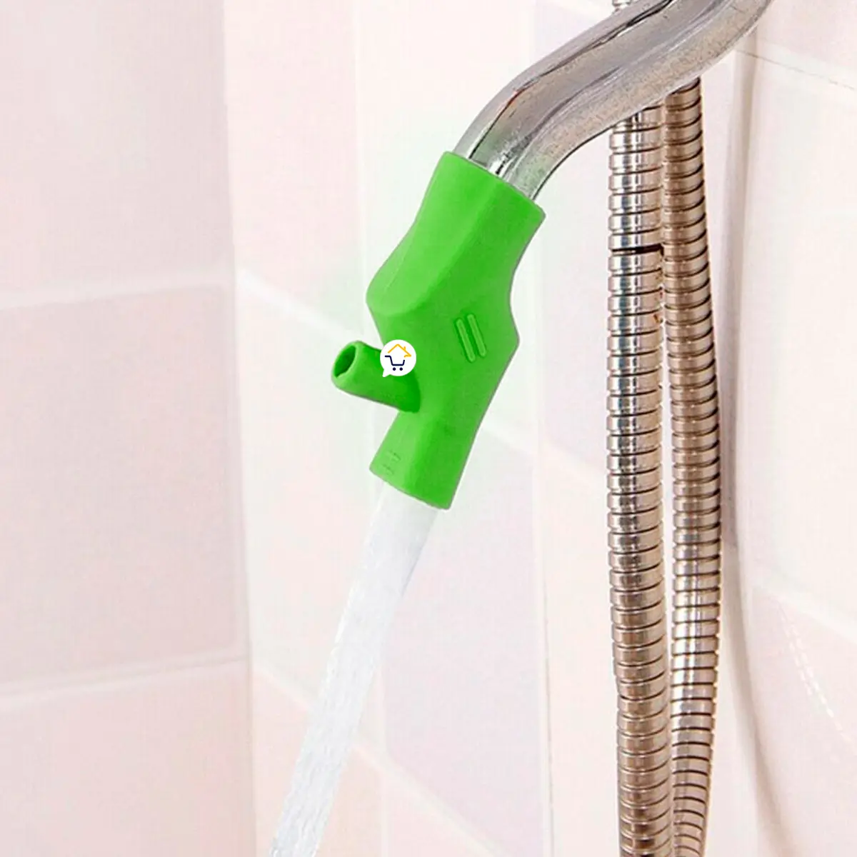 Extensor de grifo de silicona verde para niños, diseñado para facilitar el acceso al agua en duchas.