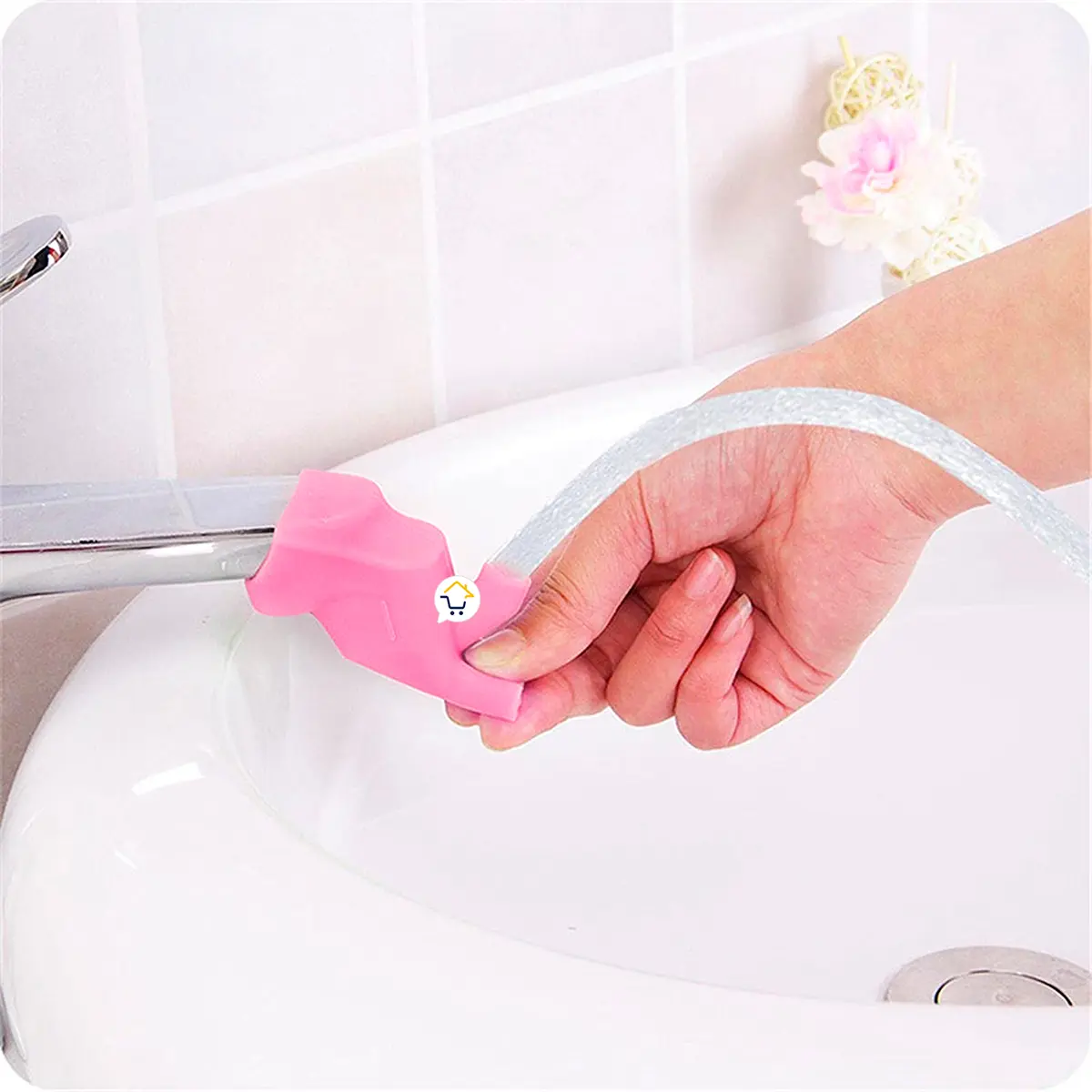 Set x4 extensor de grifo de silicona para niños dirigiendo el agua en un lavamanos.