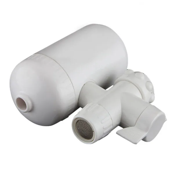 Filtro de cerámica blanco purificador de agua para eliminar bacterias, con detalles visibles del grifo.