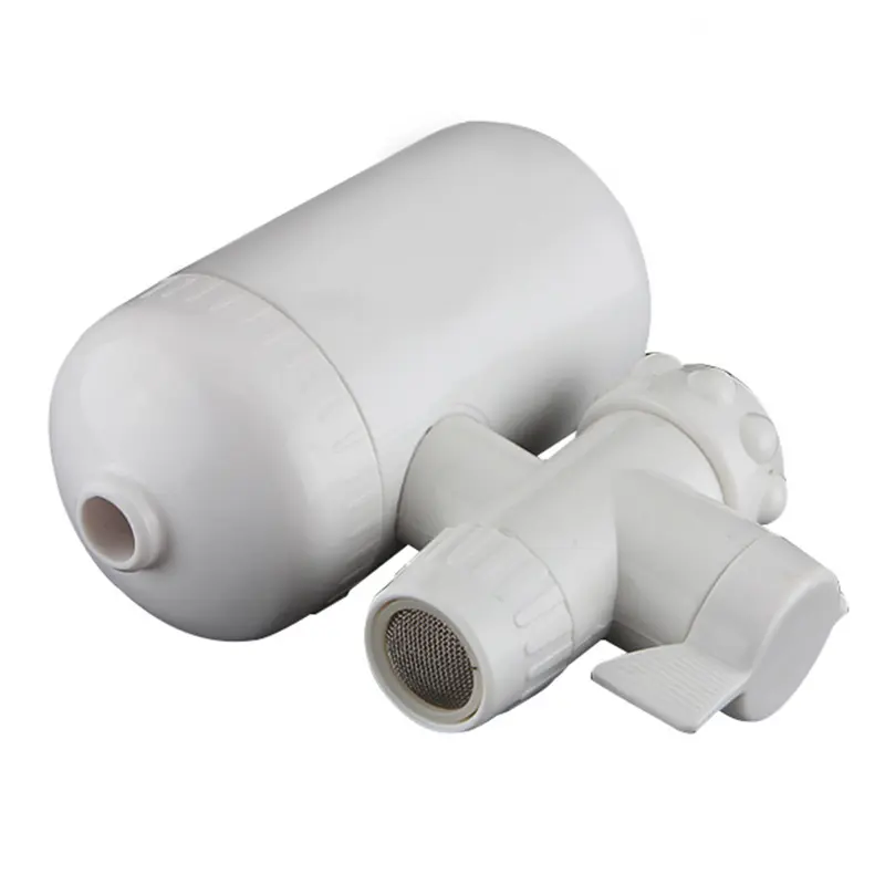 Filtro de cerámica blanco purificador de agua para eliminar bacterias, con detalles visibles del grifo.