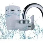 Filtro purificador de agua para grifo con chorros de agua salpicando alrededor.