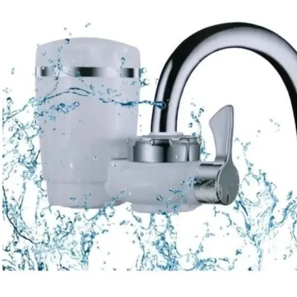 Filtro purificador de agua para grifo con chorros de agua salpicando alrededor.