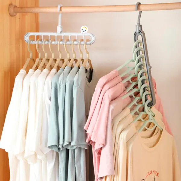 Ganchos organizadores de ropa para closet, ahorran espacio y cuelgan múltiples prendas verticalmente.