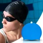 Gorro de natación de silicona azul, ideal para piscinas, resistente y duradero.
