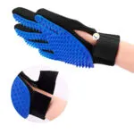 Guante cepillo removedor de pelo para mascotas con cinco dedos, de silicona azul y negro, ajustable a la muñeca.