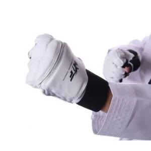 Guantes de taekwondo blancos con logo WT, ajustados en la muñeca, en acción.