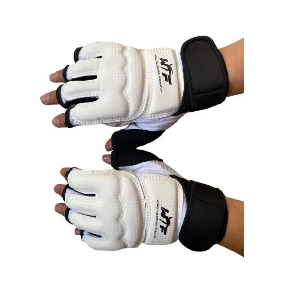 Guantes de Taekwondo WTF con diseño de dedos abiertos, color blanco y negro.