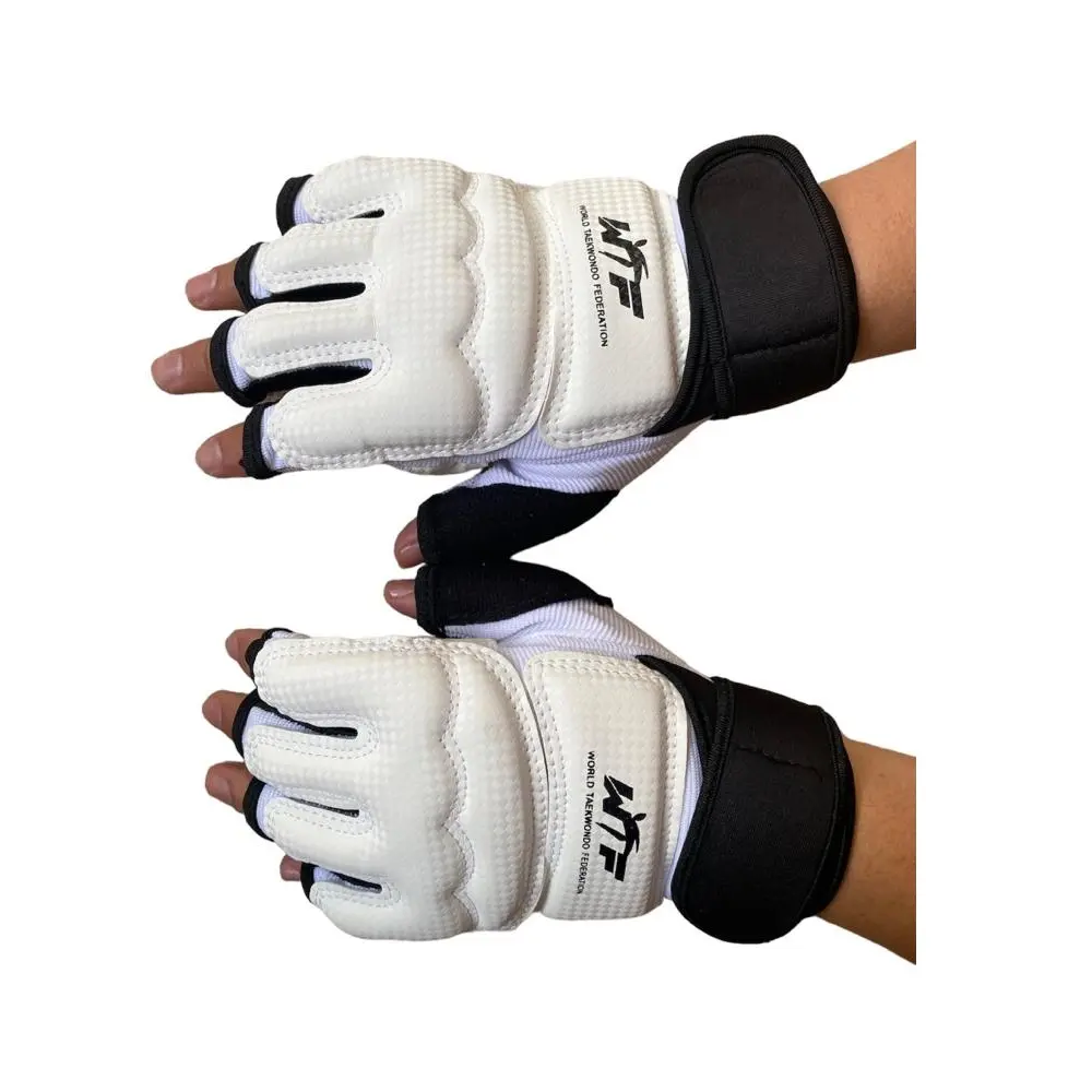 Guantes de Taekwondo WTF con diseño de dedos abiertos, color blanco y negro.