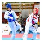 Competidoras de Taekwondo en acción con guantes de artes marciales.