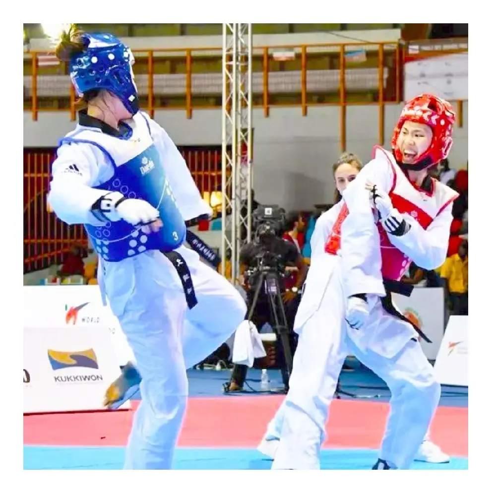 Competidoras de Taekwondo en acción con guantes de artes marciales.