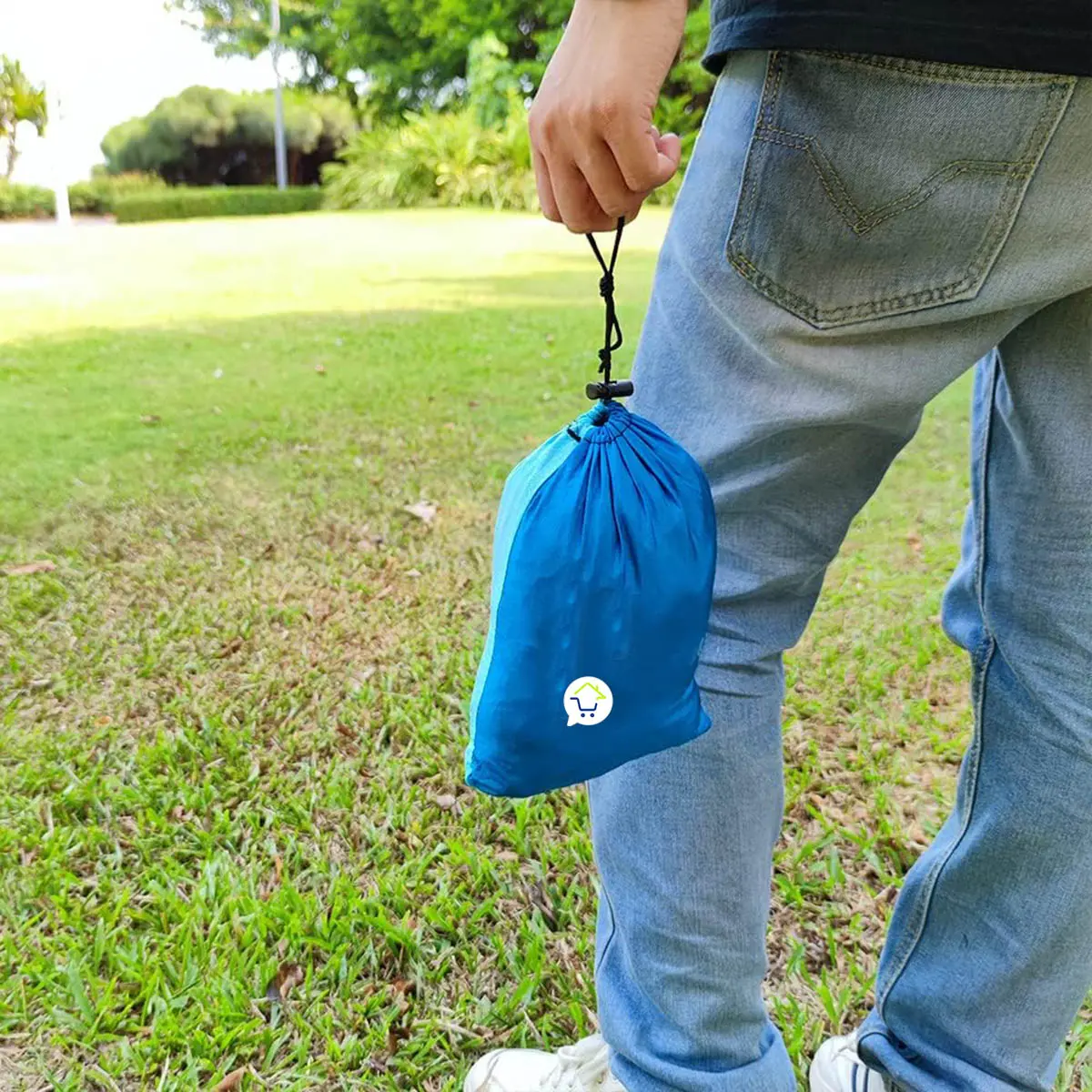 Hamaca portátil azul para camping, ideal para viajes y actividades al aire libre.