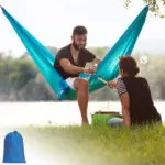Hamaca azul para camping, portátil, ideal para viajes y exteriores.