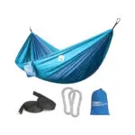 Hamaca portátil azul para camping con correas y mosquetones, ideal para viajes.
