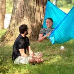 Hamaca portátil azul para camping, ideal para viajes y relajación en exteriores.