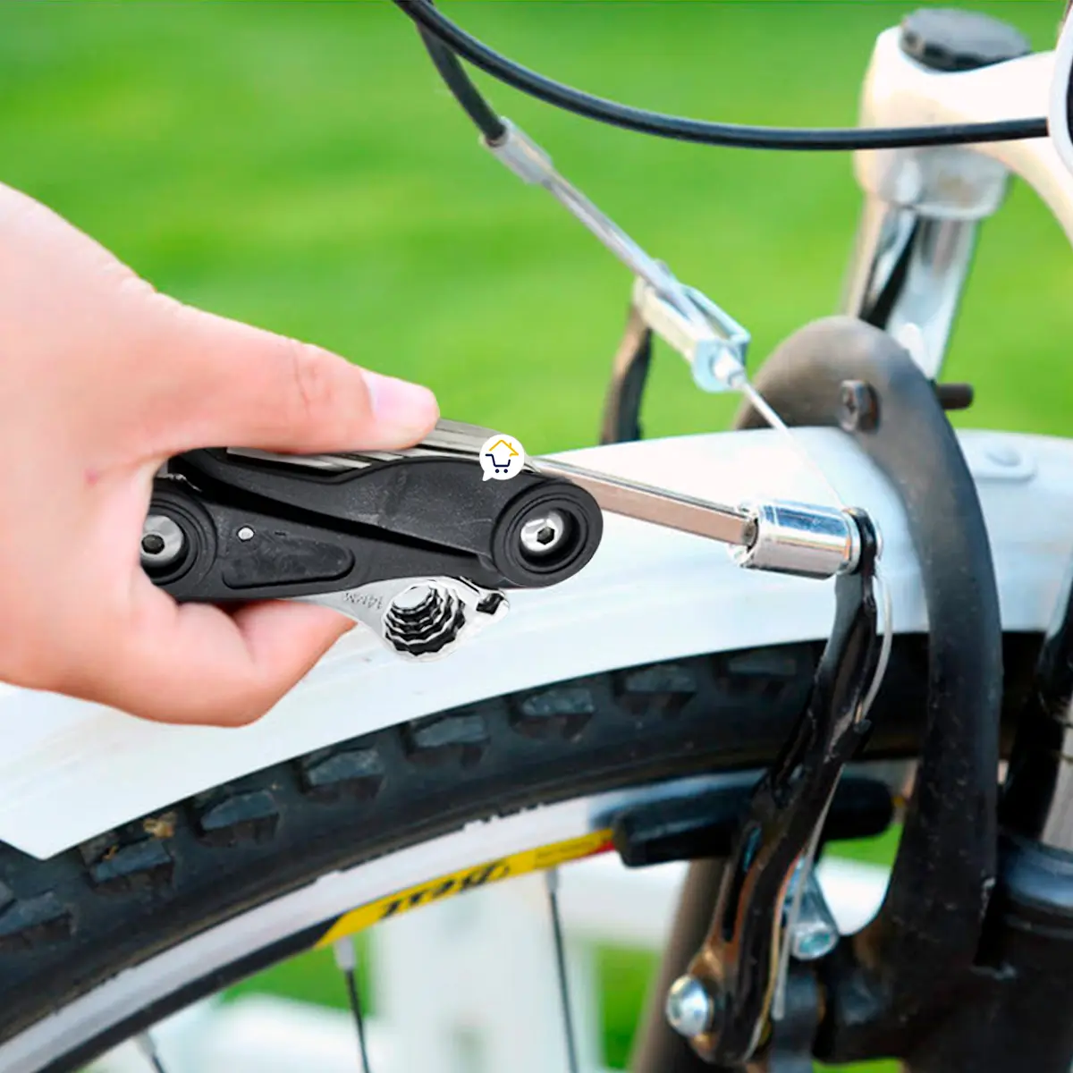 Herramienta multiusos 15 en 1 para ciclismo, mostrando ajuste de freno de bicicleta con llave Allen.