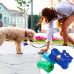 Set de 4 dispensadores de bolsas para perros con forma de hueso y 5 rollos de bolsas, ideal para paseos.