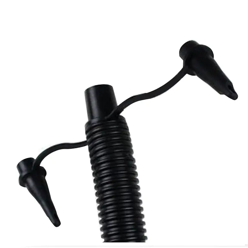 Inflador manual negro con manguera corrugada y 3 boquillas para diferentes válvulas.
