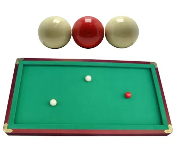 Juego de billar de carambola de 3 bandas con 3 bolas (2 blancas, 1 roja) en mesa verde.