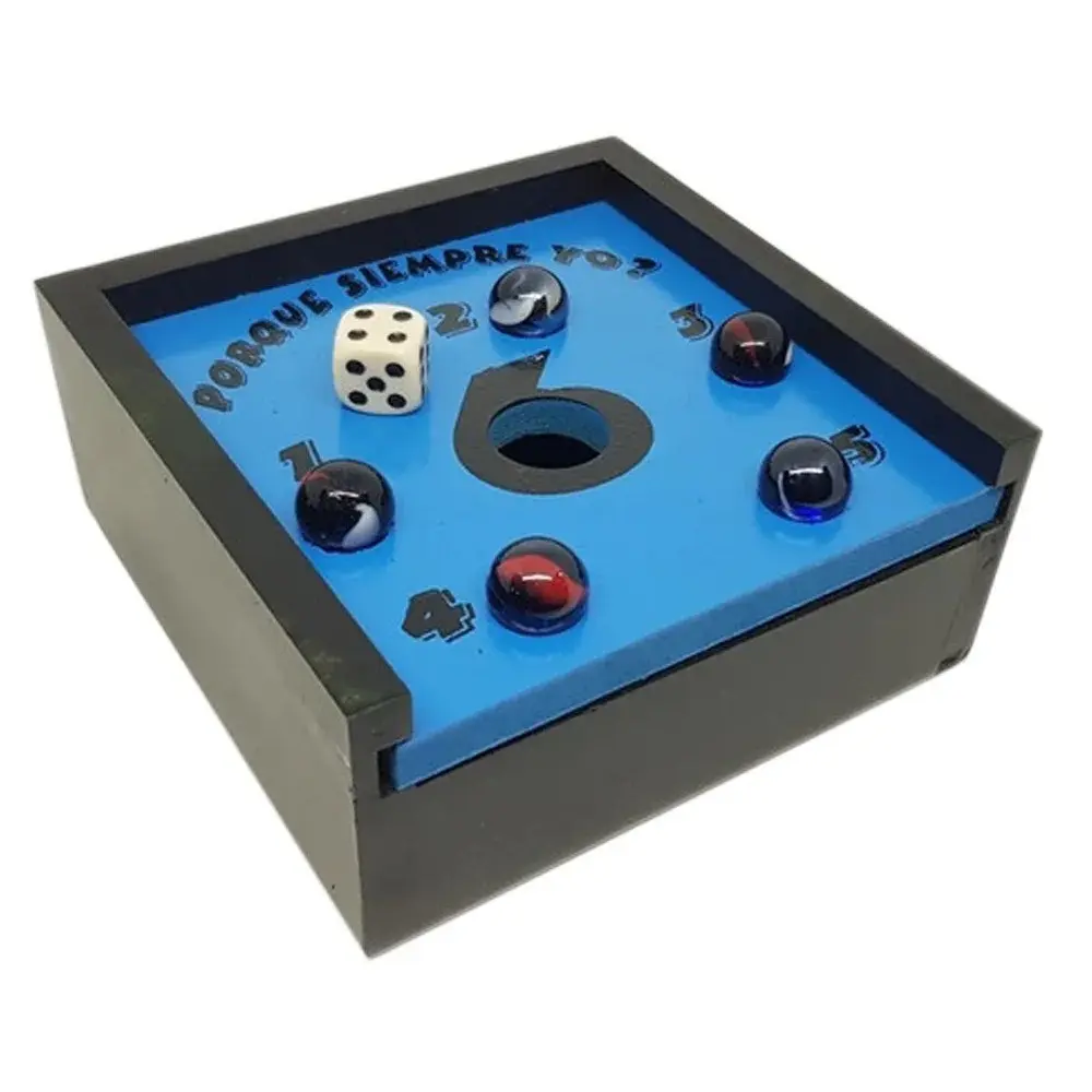 Juego de mesa "Por qué siempre yo?" con dado blanco y canicas de colores sobre fondo azul con números.