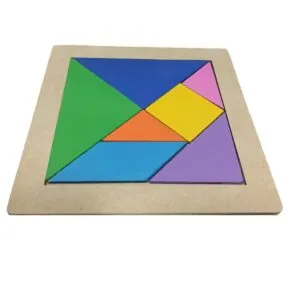 Juego Tangram didáctico de madera 14cm con piezas coloridas dispuestas en un patrón sobre base de madera.