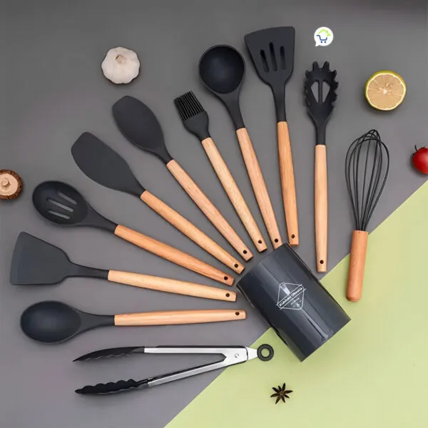 Juego de 12 utensilios de silicona resistentes al calor con mangos de madera, ideal para cocina.