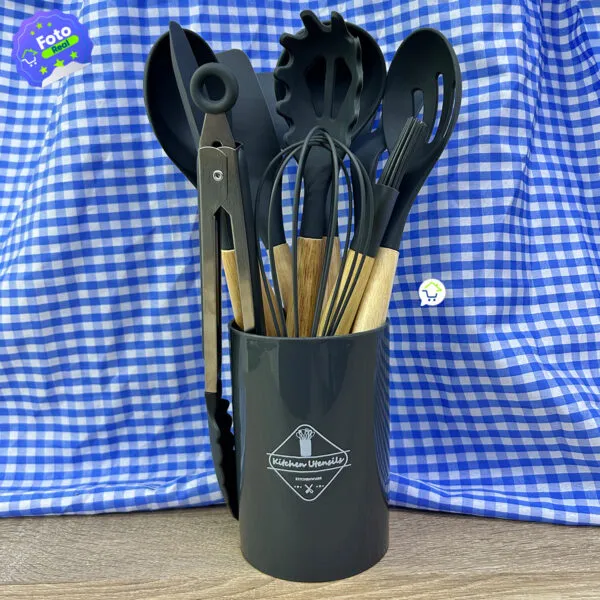 Juego de 12 utensilios de cocina de silicona resistentes al calor en organizador gris con fondo de cuadros azules.