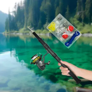 Kit caña de pescar con carrete, anzuelos y señuelos listos para pescar en lago con bosque.