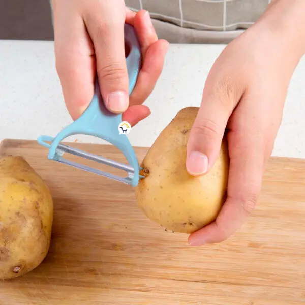 Kit de cocina: Pela papas con tabla de picar de madera y cuchillo.