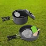 Kit de cocina portátil para camping: ollas con tapa, cuchara medidora, espátula y esponja.