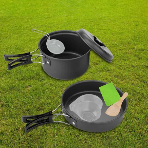 Kit de cocina portátil para camping: ollas con tapa, cuchara medidora, espátula y esponja.