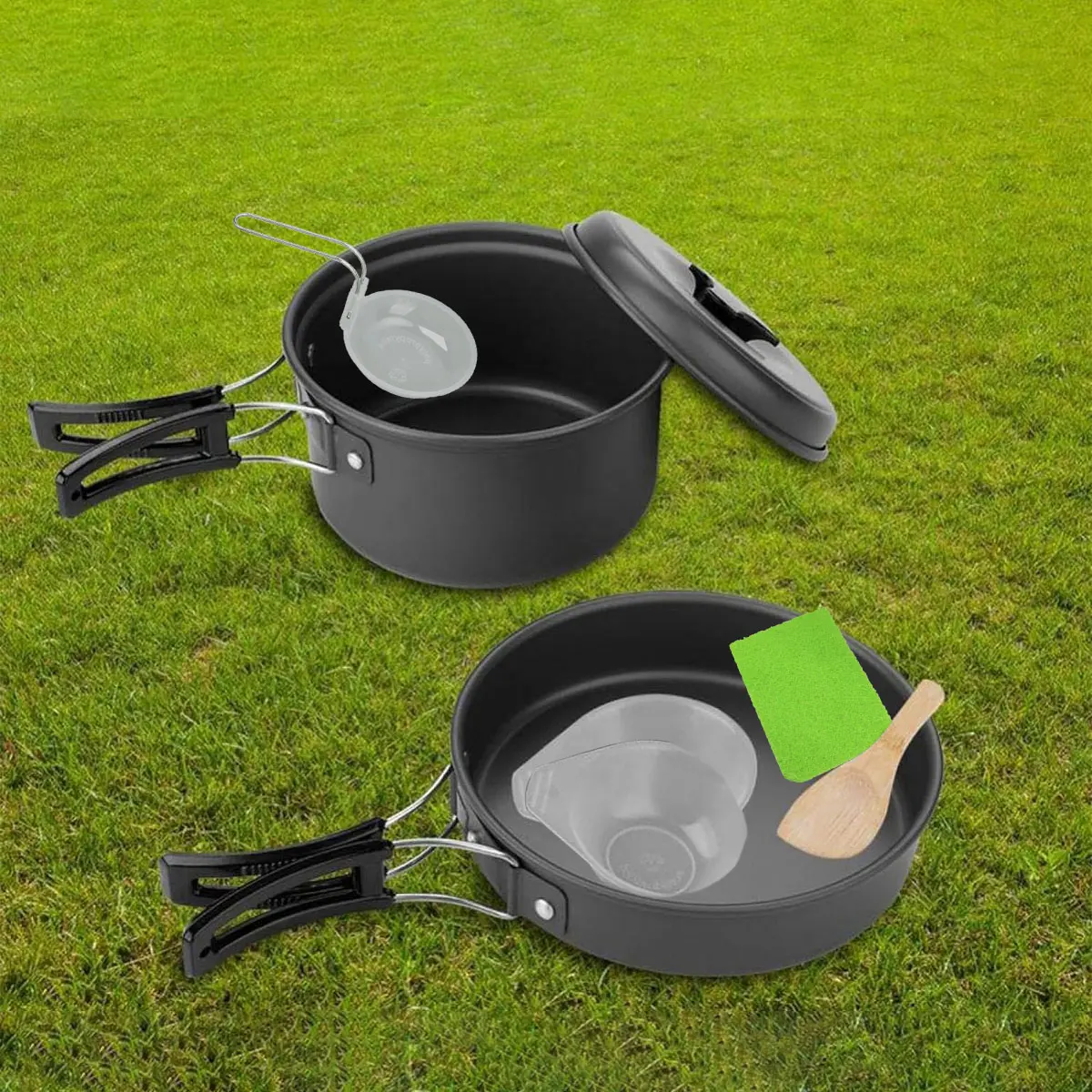 Kit de cocina portátil para camping: ollas con tapa, cuchara medidora, espátula y esponja.