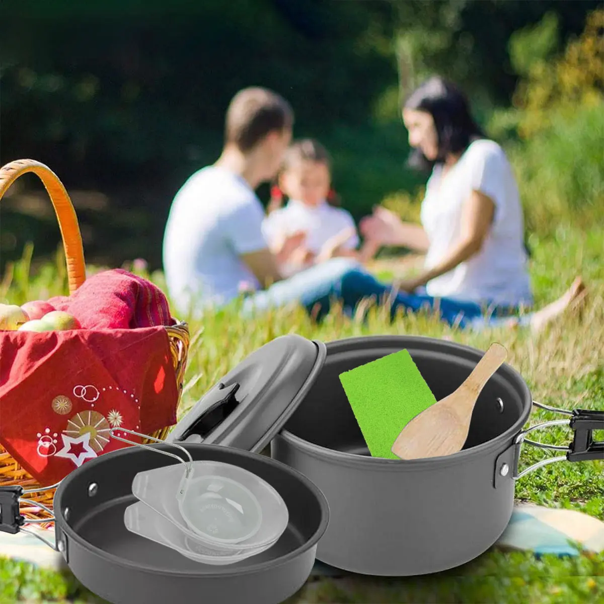 Kit de cocina portátil de camping con olla, sartén y accesorios, ideal para picnic familiar al aire libre.
