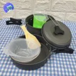 Kit de camping de cocina portátil completo: ollas, sartenes y accesorios para exteriores.