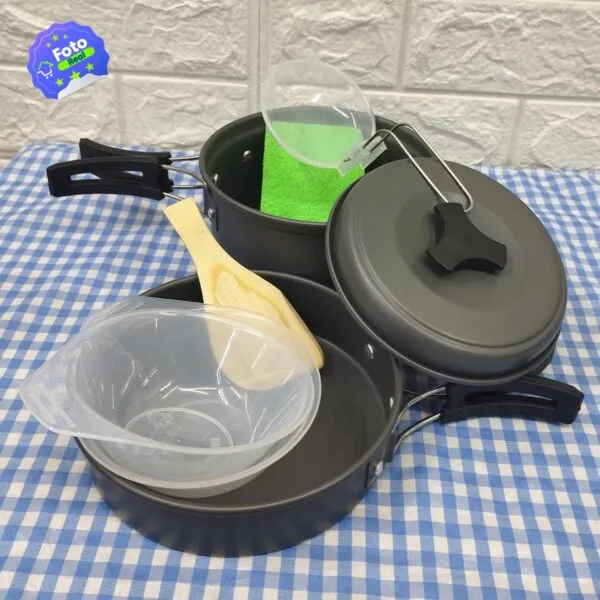 Kit de camping de cocina portátil completo: ollas, sartenes y accesorios para exteriores.