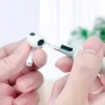 Kit de limpieza 5 en 1 para audífonos y teclado, con cepillo y punta de metal.