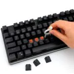 Kit limpieza 5 en 1 para audífonos y teclado con removedor de teclas y cepillo.