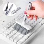 Kit limpieza 5 en 1: cepillo para teclado, accesorio multifunción para audífonos y electrónica.