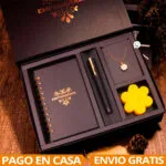 Kit Lujoso para Dama: Cuaderno elegante, collar de flor, vela amarilla y bolígrafo en caja de regalo.