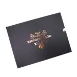 Caja negra con diseño dorado "Empoderada", ideal para regalo de dama: cuaderno, collar y vela.