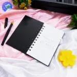 Kit de regalo para dama: cuaderno, collar y vela con diseño exclusivo.
