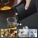 Licorera Whiskera de acero inoxidable vertiendo whisky en vaso shot.