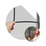 Malla antimosquitos adhesiva para ventanas, vista de instalación con mano y mujer sonriendo.