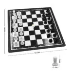 Mini ajedrez magnético portable (14x14 cm) con piezas blancas y negras sobre tablero con coordenadas.