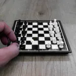 Mini ajedrez magnético portátil, juego de mesa 14x14 cm con piezas negras y blancas.