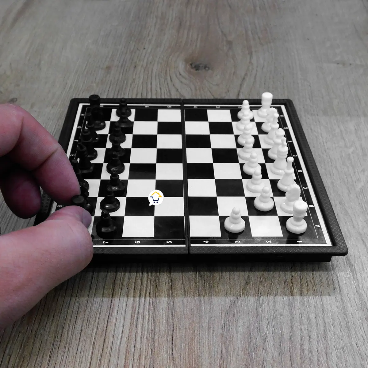 Mini ajedrez magnético portátil, juego de mesa 14x14 cm con piezas negras y blancas.